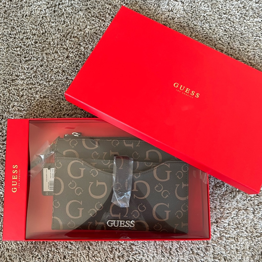 Guess Clutch NWT❤️